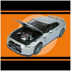 IXO Collection - 1/8 Nissan GT-R 2011 bouwpakket