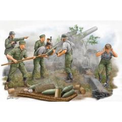 Trumpeter 1/35 German Field Howitzer Gun Crew on firing